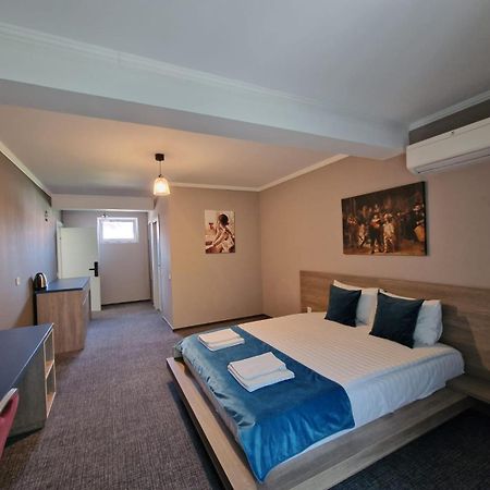 Albert Hotel Roşu Esterno foto