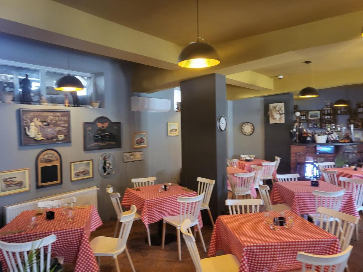 Albert Hotel Roşu Esterno foto