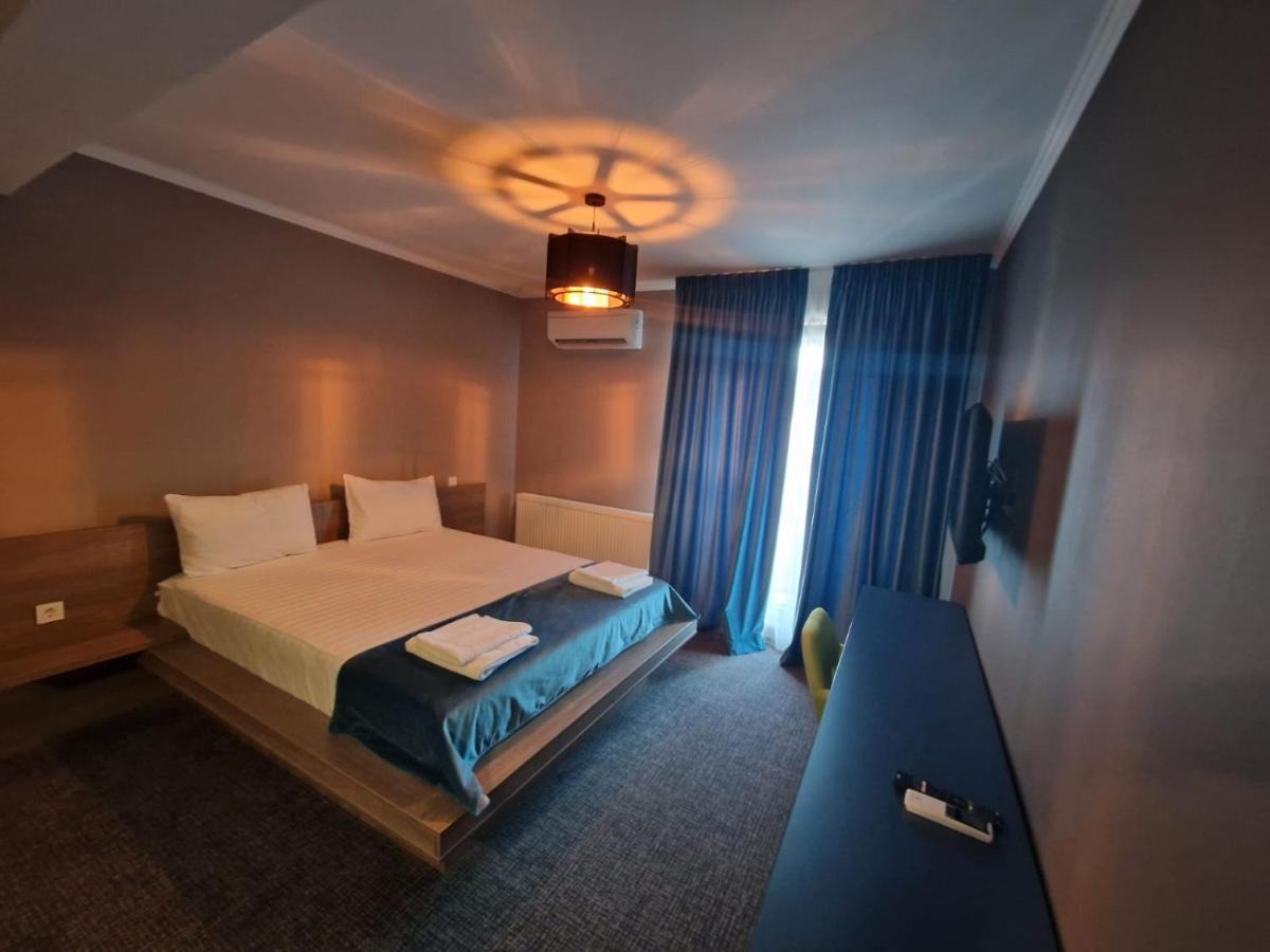 Albert Hotel Roşu Esterno foto