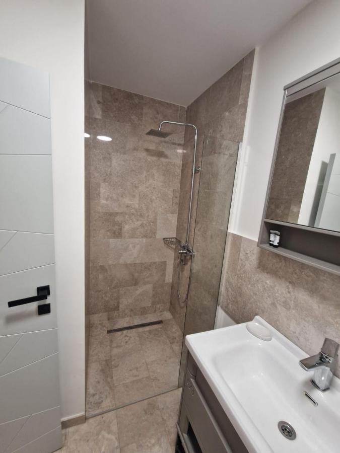 Albert Hotel Roşu Esterno foto
